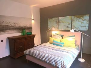 Postel nebo postele na pokoji v ubytování Rhotels