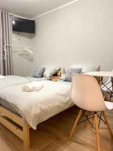 - une chambre avec un lit, un bureau et une chaise dans l'établissement Nowa Biała Apartament - domek na wyłączność, à Nowa Biała