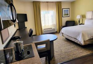 TV a/nebo společenská místnost v ubytování Candlewood Suites Greenville NC by IHG + 32 fotografií