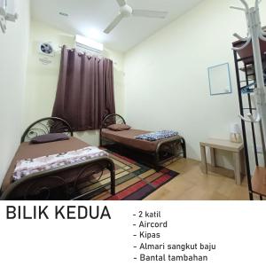 a room with two beds in a room at Fadli HOMESTAY in Kota Bharu