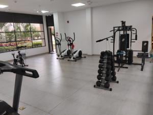 Fitness centrum a/nebo fitness zařízení v ubytování APARTAMENTO COMODO Y ELEGANTE EN RICAURTE CUNDINAMARCA a