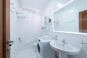 a white bathroom with a sink and a toilet at Piso Mirta Santa Cruz Tenerife in Santa Cruz de Tenerife +22 photos