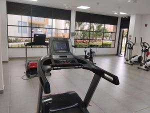 Fitness centrum a/nebo fitness zařízení v ubytování APARTAMENTO COMODO Y ELEGANTE EN RICAURTE CUNDINAMARCA a