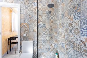 een badkamer met een douche met blauwe en witte tegels bij Las Latas del Almendro 2 in Santiago del Teide