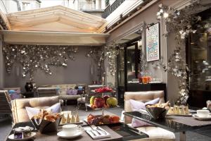 a living room filled with furniture and decorations at Les Jardins De La Villa in Paris
