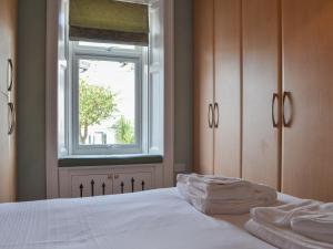 1 dormitorio con cama y ventana en 4 Harney Peak, en Portinscale
