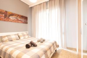 une chambre avec un lit avec deux pantoufles dessus dans l'établissement Renovated penthouse in the center of Larissa, à Larissa