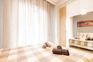 une chambre avec deux lits et une grande fenêtre dans l'établissement Renovated penthouse in the center of Larissa, à Larissa 17 autres photos