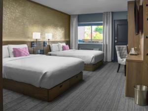 Habitación de hotel con 2 camas y escritorio en voco - The Cadence, an IHG Hotel en Niagara Falls