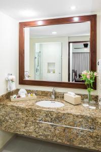 baño con lavabo y espejo grande en BlueBay Grand Esmeralda-All Inclusive, en Playa del Carmen
