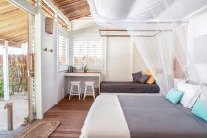 een slaapkamer met een bed en een bureau in een kamer bij Muita Paz in Atins