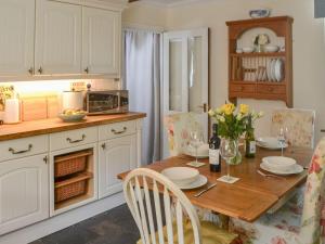 Kuchyň nebo kuchyňský kout v ubytování Greenwood Cottage
