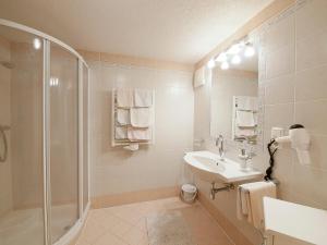 un bagno con lavandino e doccia di Sagritzerwirt a Grosskirchheim
