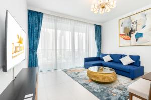 Televiisor ja/või meelelahutuskeskus majutusasutuses Lux BnB The Grand Creek Harbor Views