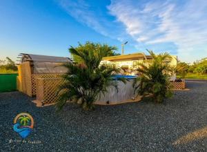 un resort con palme in un parcheggio di Brisas de Isabela Cozy Glamper 1A a Isabela