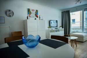 uma sala de estar com uma mesa com uma tigela azul em Maison de Mamie em Blankenberge