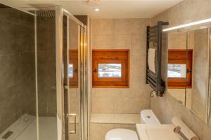 ein Bad mit einer Dusche, einem WC und einem Waschbecken in der Unterkunft Refuge de l'Aiguille - 2 bedroom duplex in the heart of Chamonix in Chamonix-Mont-Blanc