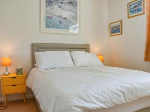 1 dormitorio con 1 cama blanca grande y 2 almohadas en Jarvea, en Beckford