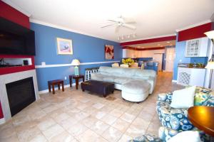 Χώρος καθιστικού στο Ocean's Edge 403 condo