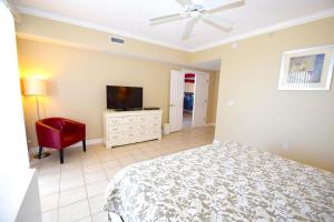 Μια τηλεόραση ή/και κέντρο ψυχαγωγίας στο Ocean's Edge 403 condo