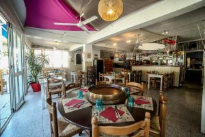 a dining room with a table and some chairs at Le Fanal in Argelès-sur-Mer