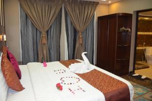 ein Schlafzimmer mit einem Bett mit einem Schwan darauf in der Unterkunft قصر البرونز in Khobar