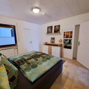 1 dormitorio con cama y ventana. en harmony holiday, en Jünkerath