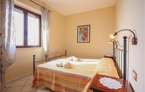 um quarto com uma cama com toalhas em Gorgeous Home In S, M, Di Castellabate With Kitchen em Castellabate