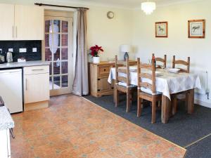 eine Küche und ein Esszimmer mit einem Tisch und Stühlen in der Unterkunft Tom Putt in Ledbury