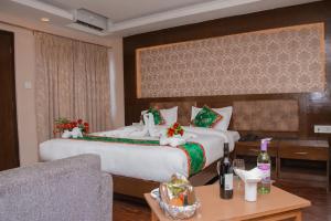 Postel nebo postele na pokoji v ubytování Hotel Yellow Pagoda Pokhara