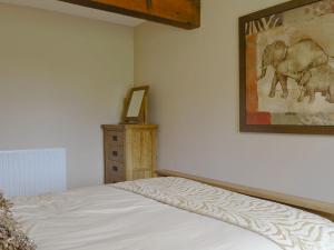 a bedroom with a bed and a painting on the wall at Tryfan - Uk6628 in Pen-y-groes
