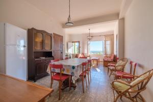 una cucina e una sala da pranzo con tavolo e sedie di Apartamento las Palmeras 3 a Benicarló
