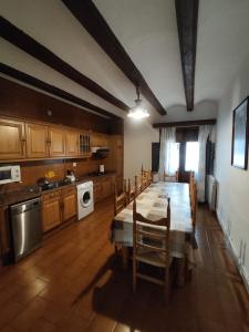 une grande cuisine avec une table et des chaises. dans l'établissement La Antigua Posada, à Linares de Mora