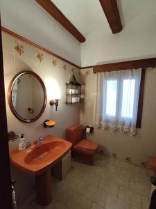 a bathroom with a sink and a toilet and a mirror at La Antigua Posada in Linares de Mora