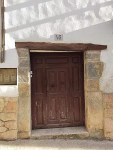 uma porta castanha sem sinal. em La Antigua Posada em Linares de Mora