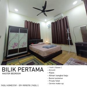 een slaapkamer met een bed en een plafondventilator bij Fadli HOMESTAY in Kota Bharu