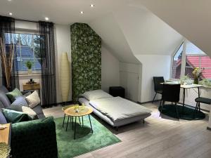 - un salon avec un canapé et une table dans l'établissement Apartment nahe Naturschutzgebiet „Wurmtal“, à Würselen