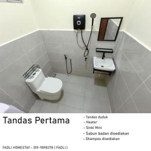 ein Bad mit einem WC und einem Waschbecken in der Unterkunft Fadli HOMESTAY in Kota Bharu