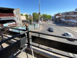 - une vue sur une rue avec des voitures dans l'établissement Alquiler Temporario Azcuénaga, à Morón