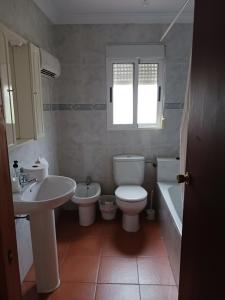 Casa Don Julio في خيميرا دي ليبار: حمام مع مرحاض ومغسلة وحوض استحمام