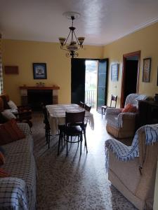 sala de estar con mesa y sillas en Casa Don Julio, en Jimera de Líbar