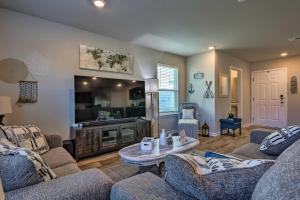 Μια τηλεόραση ή/και κέντρο ψυχαγωγίας στο Camden Ocean Springs House Near Beaches!