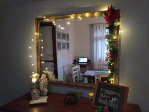 espejo en una habitación con luces de Navidad en La Soleada en Mina Clavero