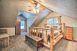 Ένα ή περισσότερα κρεβάτια σε δωμάτιο στο Garden Valley Cabin with Loft and Large Deck!