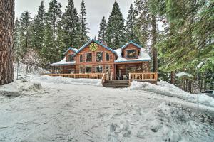 Το Garden Valley Cabin with Loft and Large Deck! τον χειμώνα
