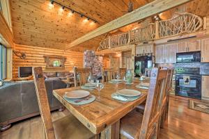 uma sala de jantar com uma mesa de madeira num camarote em Dreamy Cabin Steps to Thumb Lake Swim and Fish em Boyne Falls