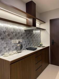 cocina con fregadero y encimera en Minimalist Cozy Apartment by MESA, en Nagoya