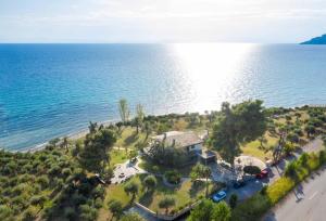 z góry widok na dom nad oceanem w obiekcie Malt Beachfront Villa w mieście Mola Kalyva