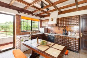 Kuchnia lub aneks kuchenny w obiekcie Malt Beachfront Villa