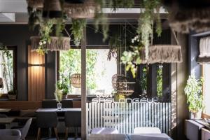 Reštaurácia alebo iné gastronomické zariadenie v ubytovaní Smart Hotel Saslong